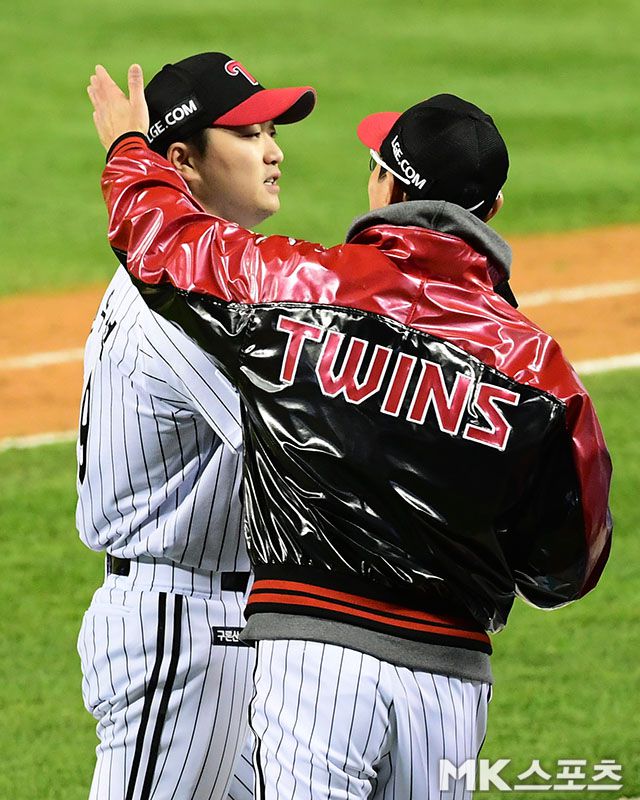 염경엽 감독과 고우석. 사진=김영구 기자