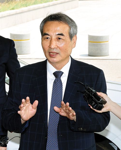 김건희 여사 의혹 관련 사건을 맡은 민중기 특별검사가 18일 서울고등검찰청에서 박세현 검사장과 면담을 위해 이동하고 있다.  뉴스1