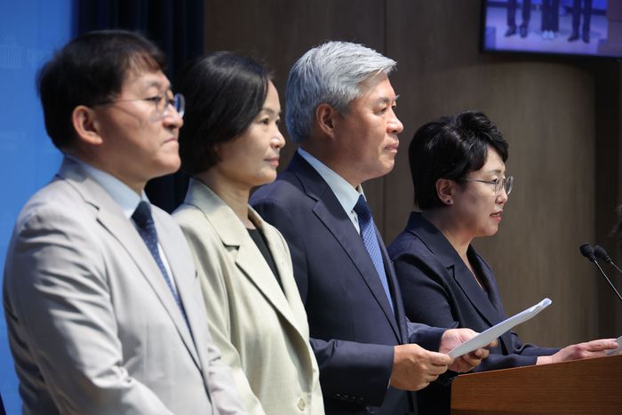 김선민 조국혁신당 당대표 권한대행을 비롯한 소속 의원들이 18일 서울 여의도 국회 소통관에서 ‘검찰독재 정치보복 진상규명과 피해회복을 위한 특별법 발의’ 기자회견을 하고 있다. [사진 출처 = 연합뉴스]