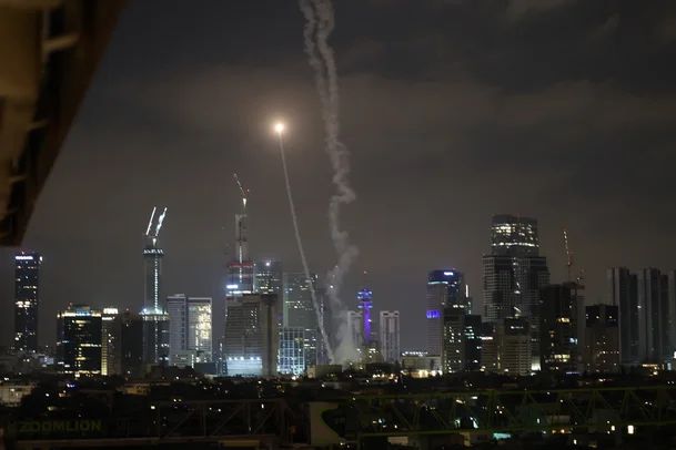 이스라엘이 17일 텔아비브 상공에서 이란의 탄도 미사일 요격을 시도하고 있는 모습. [EPA = 연합뉴스]