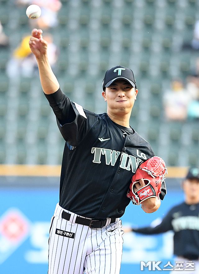 17일 시구하고 있는 이정용. 사진(잠실 서울)=천정환 기자