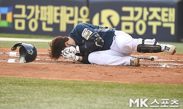 17일 잠실 LG전에서 아찔한 순간을 경험한 박건우. 사진(잠실 서울)=천정환 기자