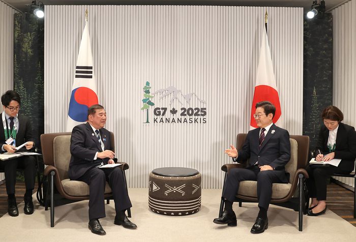 이재명 대통령이 17일(현지시간) 캐나다 앨버타주 캐내내스키스 주요 7개국(G7) 정상회의장에서 이시바 시게루 일본 총리와 한일 정상회담을 하고 있다. [사진 출처 = 연합뉴스]