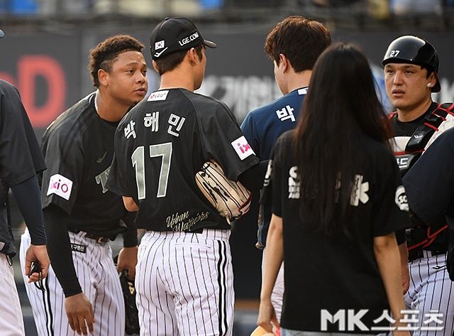 박건우가 에르난데스의 사과를 받고있다. 사진(잠실 서울)=천정환 기자