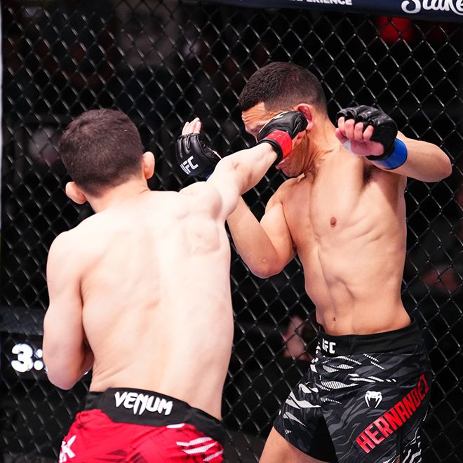 Road to UFC 시즌1 우승자 박현성이 2025년 5월 미국 네바다주 엔터프라이즈 UFC on ESPN+ 114 플라이급 제2경기에서 제1회 국제종합격투기연맹 세계선수권대회 금메달리스트 카를로스 에르난데스를 공격하고 있다. 사진=TKO