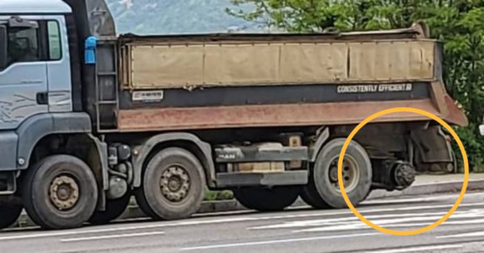 사고 차량의 바퀴 [사진 출처 = 경기소방본부, 연합뉴스]