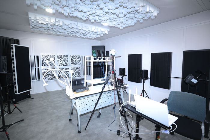 LG유플러스 서울 마곡 사옥에 위치한 AI 음성인식 시험실 전경. AI 통화 에이전트 ‘익시오’의 음성 인식 성공률 등 품질 측정 위한 양방향 통화 시험실로, 측정·진단·평가 전 과정에 걸쳐 AI 기반의 자동화 시스템이 적용돼 24시간 최소 인력으로 운영되고 있다. <사진=LG유플러스>