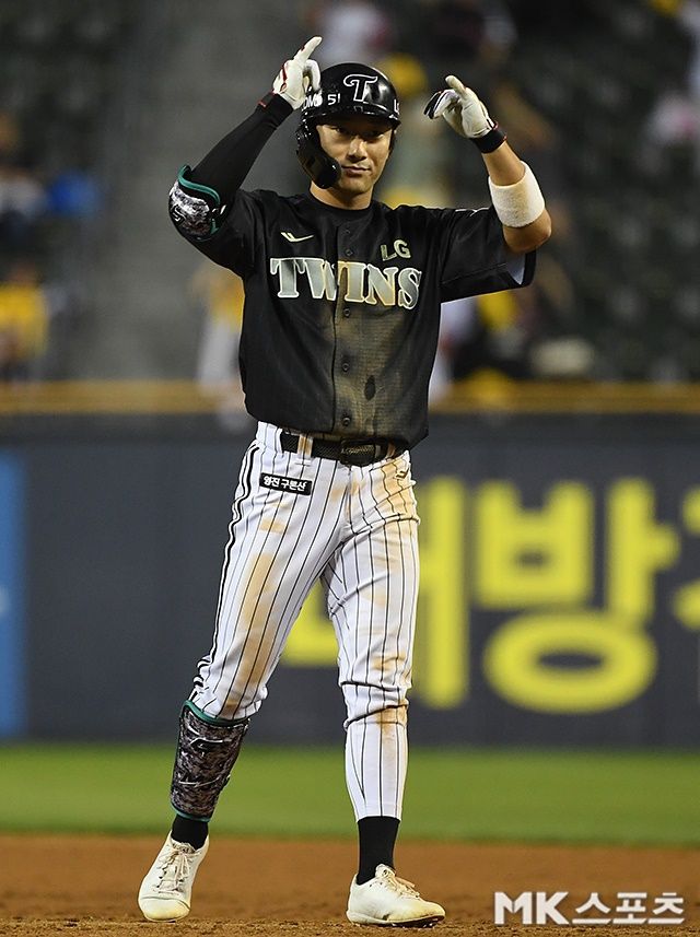 신민재가 18일 잠실 NC전에서 안타를 친 뒤 기뻐하고 있다. 사진(잠실 서울)=천정환 기자