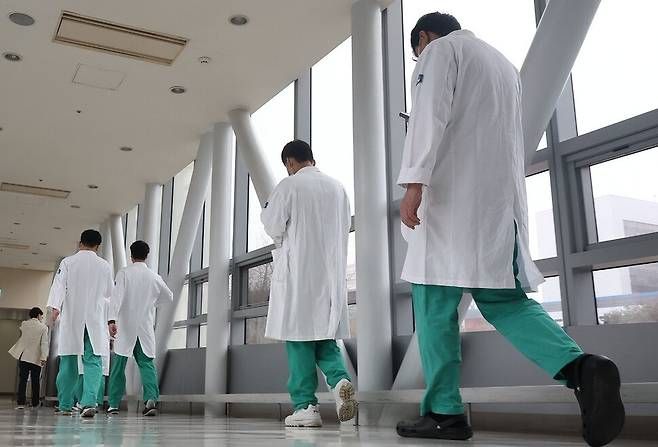 서울 한 대학병원에서 의료진이 걸어가는 모습 [사진 = 연합뉴스]