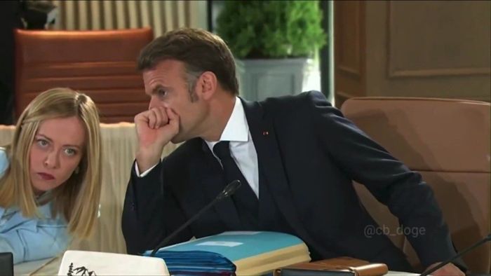 조르자 멜로니 이탈리아 총리에 귓속말하는 에마뉘엘 마크롱 프랑스 대통령. [사진 = 엑스(X·옛 트위터) 캡처]