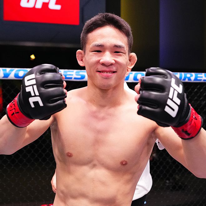 박현성이 2025년 5월 미국 네바다주 엔터프라이즈에서 UFC 데뷔 2연승 기념 촬영을 하고 있다. 사진=TKO