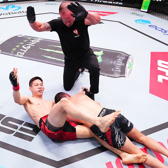 Road to UFC 시즌1 우승자 박현성이 2025년 5월 미국 네바다주 엔터프라이즈 UFC on ESPN+ 114 제2경기 시작 2분 26초 만에 맨손조르기로 제1회 국제종합격투기연맹 세계선수권대회 금메달리스트 카를로스 에르난데스를 제압하고 있다. 사진=TKO