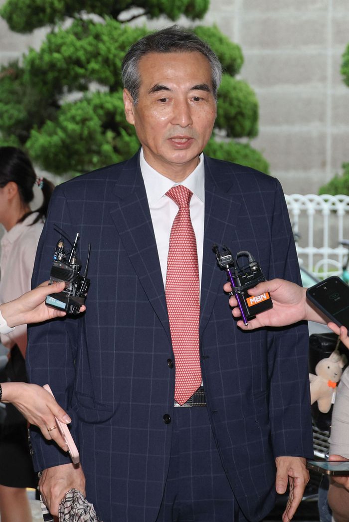 윤석열 전 대통령 부인 김건희 여사 관련 의혹을 수사하는 민중기 특별검사가 20일 서울 서초구 서초동에 마련된 임시 사무실로 출근하며 취재진의 질문을 받고 있다. [사진 = 연합뉴스]