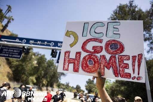 ICE가 다저스타디움 입구에 등장했다는 소식에 찾아온 시위대들이 항의 문구를 들어보이고 있다. 사진(美 로스앤젤레스)=ⓒAFPBBNews = News1