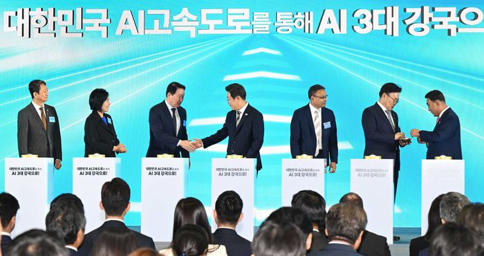 이재명 대통령이 20일 울산전시컨벤션센터에서 열린 ‘대한민국 AI 고속도로, 울산 AI데이터센터 출범식’ 기념세레머니에서 최태원 SK그룹 회장과 악수하고 있다. 왼쪽부터 안덕근 산업통상자원부 장관, 최민희 국회 과학기술정보방송통신위원장, 최태원 SK그룹 회장, 이 대통령, 아마존웹서비스(AWS) 프라사드 칼야나라만 인프라 총괄 대표, 유상임 과학기술정보통신부 장관, 김두겸 울산광역시장. [김호영 기자]