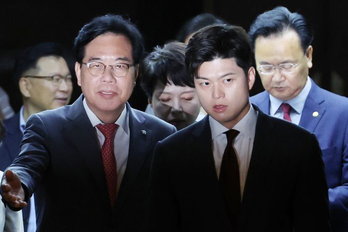 김용태 비상대책위원장과 송언석 원내대표가 20일 서울 여의도 국회에서 열린 국민의힘 ‘비리백화점 이재명 정부 인사청문회 대책 긴급 의원총회’에 참석하고 있다. [사진 출처 = 연합뉴스]