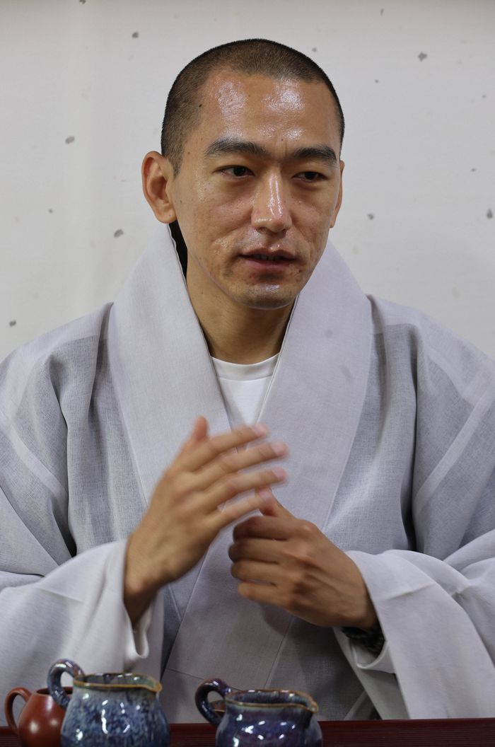 조계종 공찰 첫 외국인 출신 주지인 인공 스님이 경기도 양주 회암사에서 본지와 인터뷰하고 있다.  <이충우 기자>