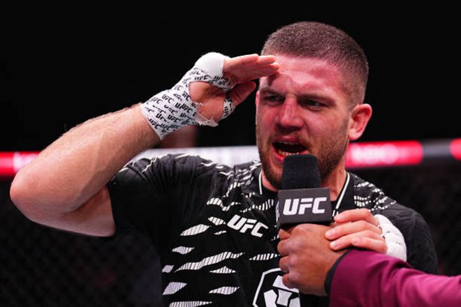 이스마일 나우르디예프가 2024년 10월 아랍에미리트 아부다비 에티하드 아레나 UFC 308 승리 후 미들급에서 장기적인 목표가 있다는 소감을 말하고 있다. 사진=TKO