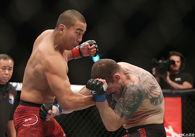 박준용이 2019년 12월 대한민국 부산사직체육관 1만651명 앞에서 UFC on ESPN+ 23 미들급 경기를 뛰고 있다. 사진=김영구 기자