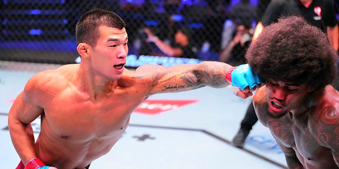 제41회 국제삼보연맹 세계선수권대회 컴뱃 금메달리스트 고석현이 2024년 9월 데이나 화이트 UFC 회장 겸 CEO 주최 유망주 선발대회 Contender Series 시즌8 4주차 메인이벤트에서 이고르 파블루 다시우바 카바우칸치를 공격하고 있다. 사진=TKO