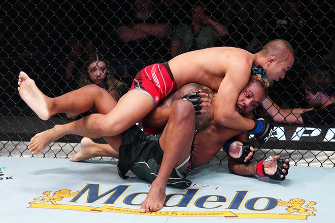 박준용이 2022년 10월 미국 네바다주 엔터프라이즈 UFC on ESPN+ 71 그라운드 상황에서 조지프 홈스를 컨트롤하고 있다. 사진=TKO