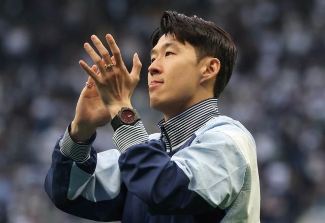 손흥민은 곧 33세가 되며 이미 전성기가 끝난 상황이다. 2024-25시즌 11골 12도움을 기록했으나 부상 문제가 겹쳐 정상 퍼포먼스를 보여주지 못하고 있다. ‘풋볼 인사이더’는 “지난 10년간 정상급 활약을 펼쳤으나 점차 하락세를 보이고 있다”고 전했다. 사진=EPA=연합뉴스