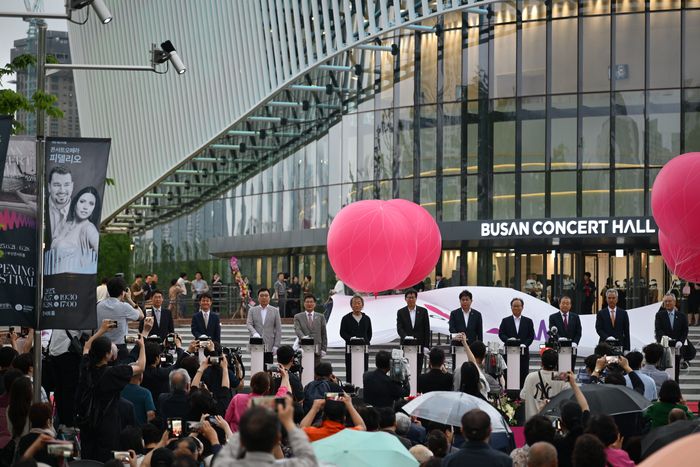 20일 오후 부산진구 부산콘서트홀 앞 부산시민공원에서 용호성 문화체육관광부 1차관, 정연욱·이헌승 국회의원, 정명훈 예술감독, 박형준 부산시장(왼쪽 둘째부터) 등 내빈들이 개관 세리머니를 하고 있다. 사진제공=클래식부산