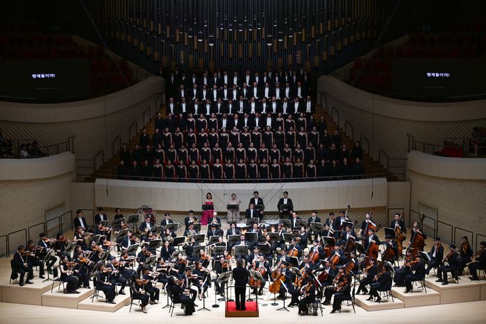 20일 부산콘서트홀 개관 기념 공연 ‘하나를 위한 노래’에서 정명훈 지휘로 선보인 베토벤 교향곡 9번 ‘합창’ 연주. 사진제공=클래식부산