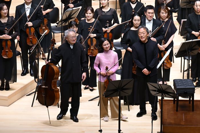 20일 부산콘서트홀 개관 기념 공연에서 베토벤 삼중 협주곡 Op.56을 연주한 아시아필하모닉오케스트라와 중국 첼리스트 지안 왕, 일본 바이올리니스트 사야카 쇼지, 피아노와 지휘를 겸한 정명훈 예술감독(오른쪽부터). 사진제공=클래식부산