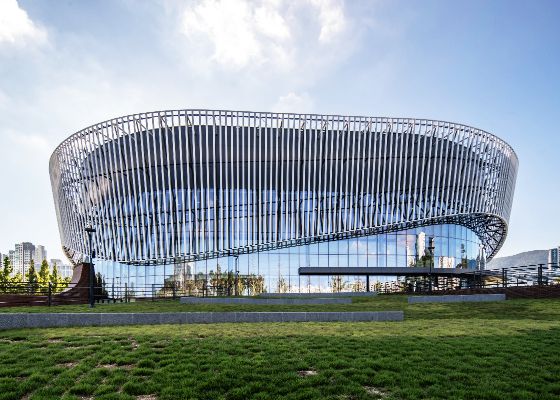 부산진구 부산시민공원 내 위치한 부산콘서트홀 전경. 지형의 에너지를 파도치는 물결, 무대 위 커튼콜로 형상화해 디자인 됐다. 사진제공=클래식부산