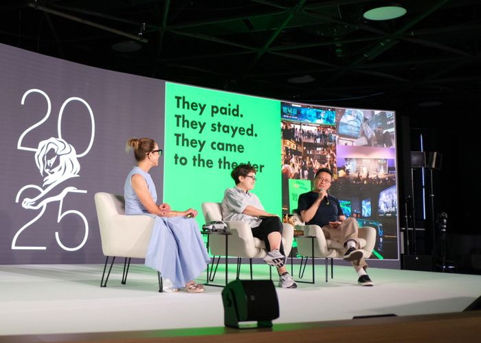 국제 광고제 ‘칸 라이언즈(Cannes Lions) 2025’ 공식 세미나에 초청되어 4대 메인 스테이지인 로통드 스테이지(Rotonde Stage)에서 (왼쪽부터) 이노션 미국 자회사 캔버스 월드와이드(Canvas Worldwide)의 크리스티 린드(Kristi Lind) 최고 고객 책임자(Chief Client Officer)의 진행 하에 이노션 최고 크리에이티브 책임자(CCO) 김정아 부사장, 현대자동차 브랜드마케팅본부장 지성원 전무가 세미나를 진행하는 모습. [사진제공=현대차]