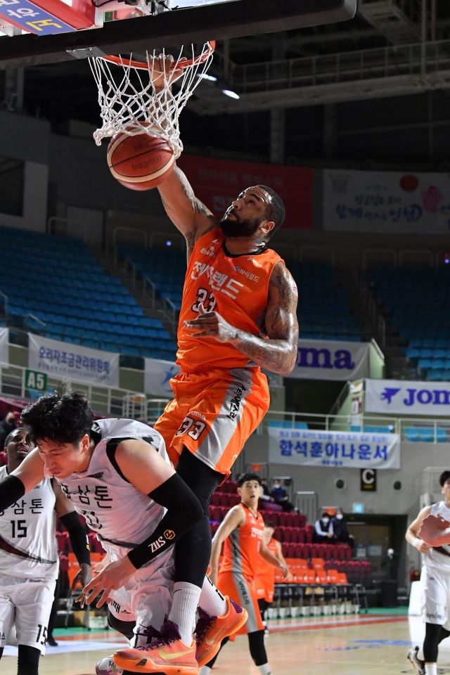 광둥은 현재 베테랑 외국선수 중 한 명인 트로이 길렌워터와의 재계약을 진행 중이다. 제3의 외국선수로 함께하기에 부족함이 없다는 평가다. 사진=KBL 제공