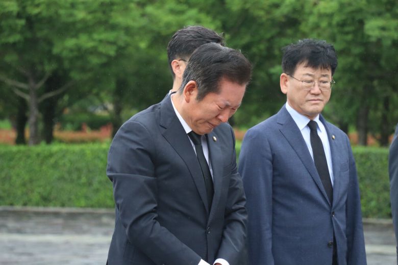 정청래 더불어민주당 의원이 지난 21일 경남 김해 봉하마을을 찾아 노무현 전 대통령 묘소를 참배하며 눈물을 흘리고 있다.  정청래 의원실