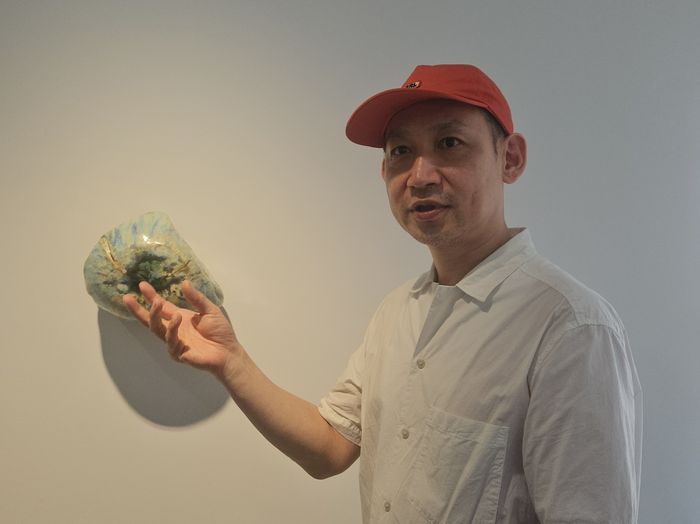 구현모 작가가 세라믹 조각 연작의 제작 과정에 대해 설명하고 있다. 송경은 자