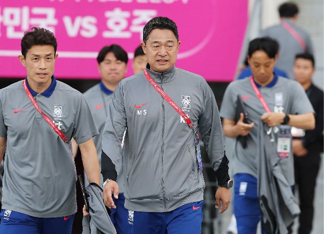 이민성 감독과 U-22 대표팀 코칭스태프. 이민성 감독(중앙)의 오른편에 선 이경수 코치. 사진=연합뉴스 제공