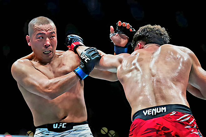 박준용이 2025년 6월 아제르바이잔 바쿠 크리스털 홀 UFC on ABC 8 제5경기 이스마일 나우르디예프 공격을 피하고 있다. 사진=Getty Images=연합뉴스 제공