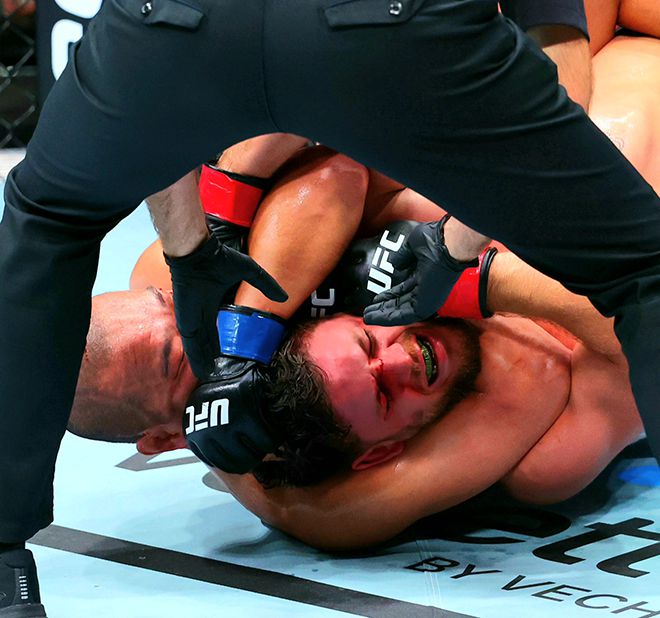 박준용이 2025년 6월 아제르바이잔 바쿠 크리스털 홀 UFC on ABC 8 제5경기 맨손조르기로 이스마일 나우르디예프를 제압하기 직전까지 몰아가고 있다. 사진=TKO