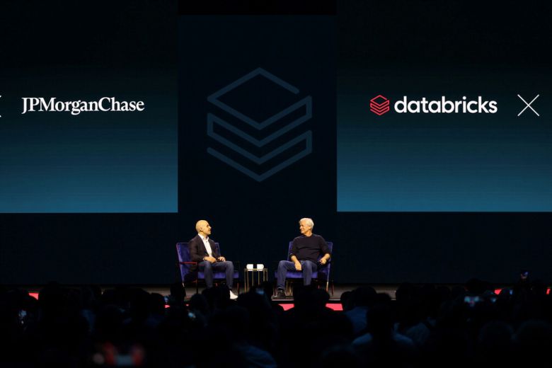 제이미 다이먼 JP모건체이스 회장 겸 CEO(오른쪽)가 알리 고드시 데이터브릭스 CEO와 '데이터브릭스'의 연례 행사 '데이터+AI 서밋'에서 대화를 나누고 있다.  데이터브릭스