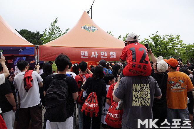 6월 21일 대구 FC와의 경기에 앞서 진행된 양민혁의 팬 사인회를 지켜보고 있는 팬들. 사진=이근승 기자