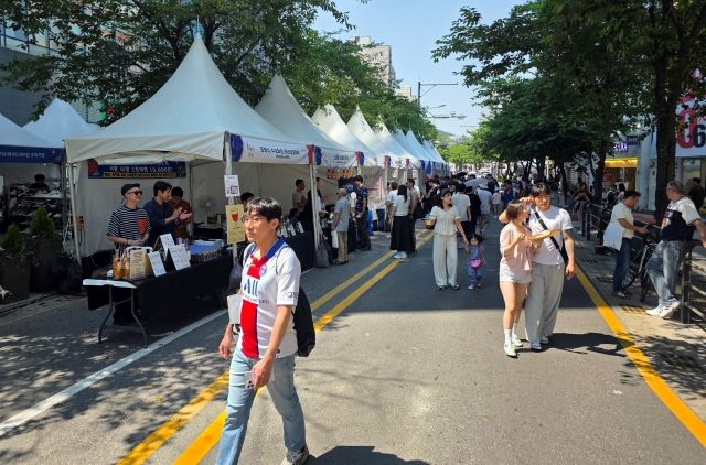 이성헌 서대문구청장은 “프랑스 거리음악축제가 국내에서도 꾸준히 자리 잡으며 문화 교류의 장으로 성장했다. 올해는 3x3 국제대회까지 유치해 신촌을 찾는 많은 시민들에게 특별한 주말 경험을 제공해 드리고 싶었다”고 말했다.  사진=KXO 제공