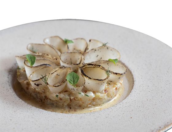 볏집에서 훈연향을 입힌 대광어 타르타르