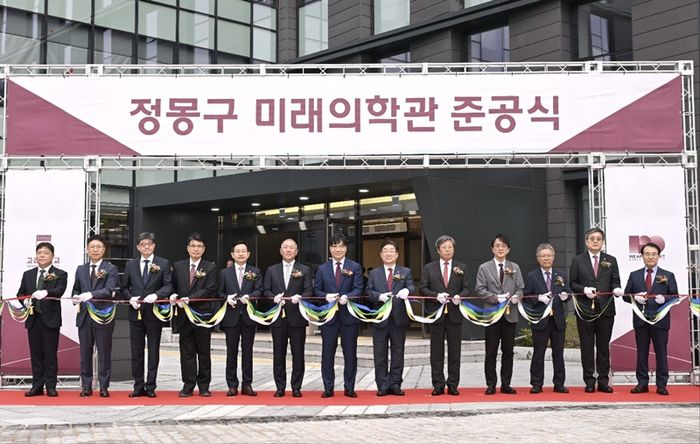 정몽구 미래의학관 준공식에서 정의선 현대차그룹 회장, 김재호 고려중앙학원 이사장, 김동원 고려대 총장, 승명호 교우회장 등 참석자들이 테이프커팅을 하고 있다.
사진 왼쪽부터 서동훈 안산병원장, 민병욱 구로병원장, 한승범 안암병원장, 편성범 의과대학장, 윤을식 의무부총장, 정의선 현대차그룹 회장, 김재호 고려중앙학원 이사장, 김동원 고려대 총장, 승명호 교우회장, 정순영 교무부총장, 윤성택 연구부총장, 송진원 대학원장, 윤형선 의대교우회장 [사진출처=현대차그룹]