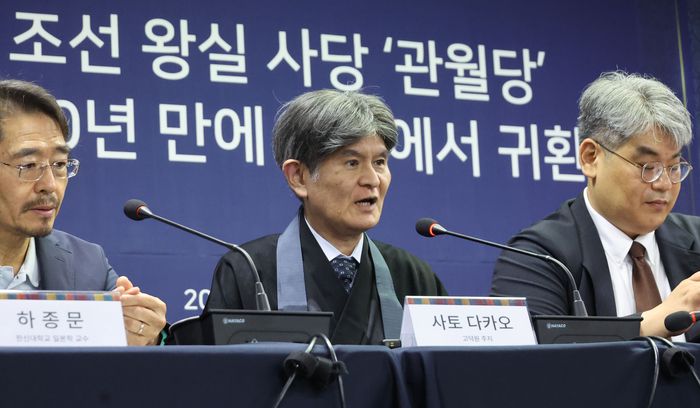 24일 서울 종로구 국립고궁박물관에서 열린 ‘조선 왕실 사당 관월당, 100년 만에 일본에서 귀환’ 언론공개회에서 ‘관월당’ 소장자인 사토 다카오 고덕원 주지(가운데)가 질의응답을 하고 있다. 2025.6.24 [이승환기자]