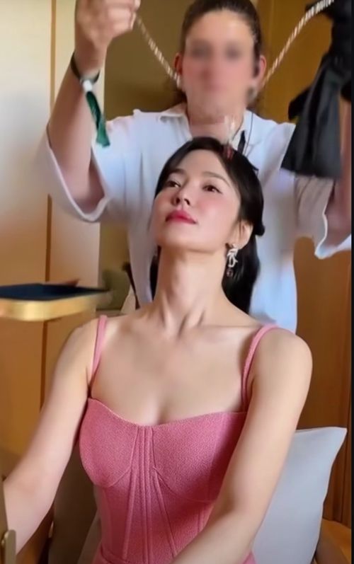 배우 송혜교가 드레스업 전 과정을 공유하며 또 한 번 레전드 순간을 예고했다. 사진=송혜교 SNS