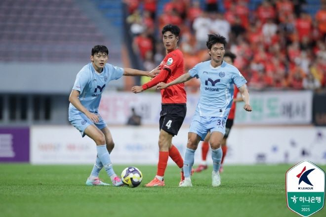 서민우(사진 가운데). 사진=한국프로축구연맹