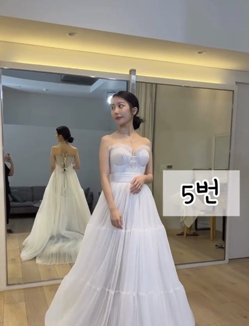 이지훈 아내 아야네가 딸 루희의 돌잔치를 앞두고 드레스 투표를 열며 당당한 속마음을 드러냈다.  사진=아야네 SNS