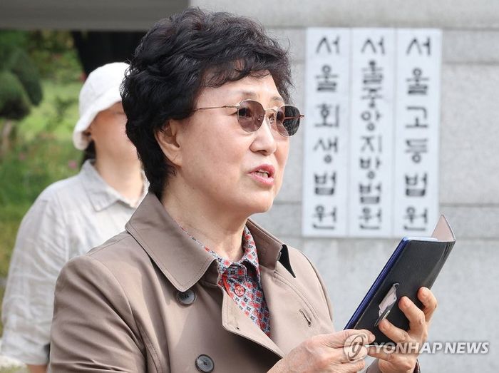 지난해 10월 서울 서초구 서울중앙지법 앞에서 열린 실종 아동의 불법 입양에 대한 국가배상청구 소송 기자회견에서 실종가족 피해자인 한태순 씨가 발언하고 있다. [사진 출처 = 연합뉴스]