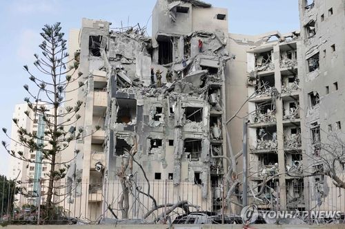 24일(현지시간) 이란 미사일 공격에 파괴된 이스라엘 베르셰바의 한 건물 [AFP = 연합뉴스]