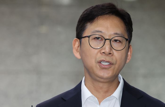 배경훈 과학기술정보통신부 장관 후보자가 24일 서울 종로구 광화문우체국에 마련된 인사청문회 준비 사무실로 출근하며 취재진의 질문에 답하고 있다. [사진출처 = 연합뉴스]