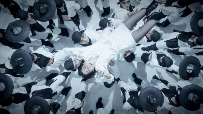 엠넷 ‘월드 오브 스트릿 우먼 파이터’의 메가크루 미션으로 한국팀 범접이 선보인 ‘몽경’의 한 장면. 저승사자와 한국 전통 춤을 소재로 대형 군무를 선보였다. 사진제공=CJ ENM